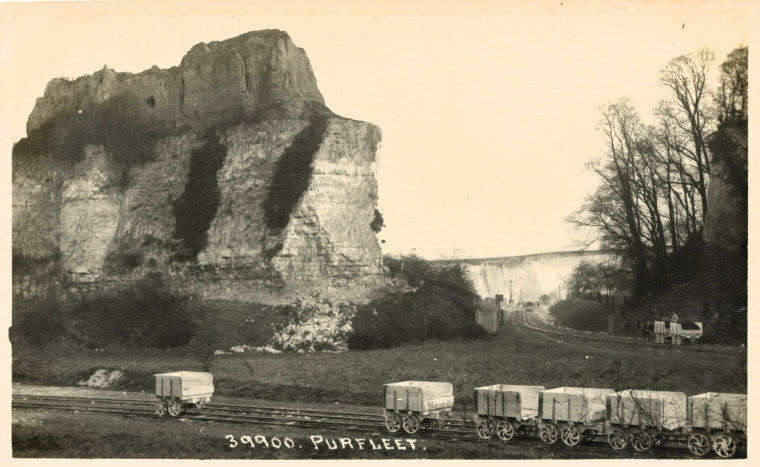 Purfleet Chalk Cliff posted 1918 Copyright: Post Card 39900