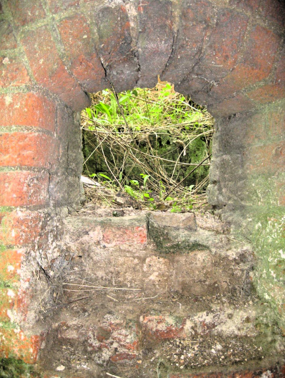 Beaumont Lime Kiln vent August 29 2014 Copyright: William George